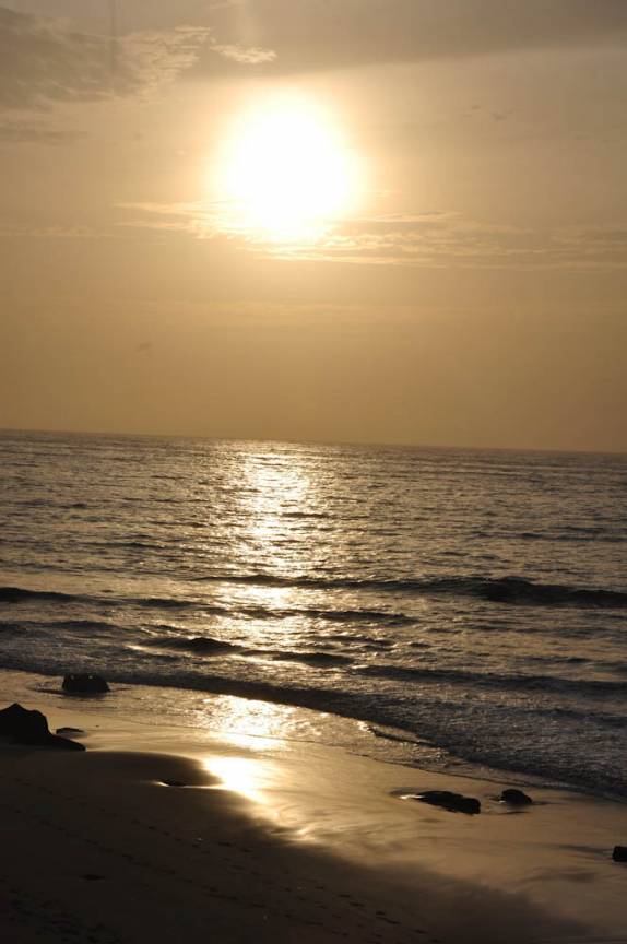 Belo pôr-do-sol no Oceano Pacífico, em Mancora, no litoral norte do Peru